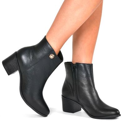 bota-de-couro-e-cano-curto-via-marte-preto-066-010-01-2-.jpg