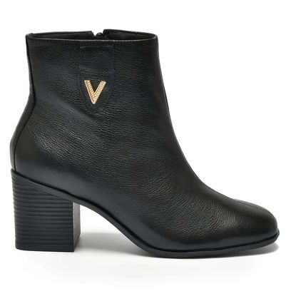 bota-de-couro-e-cano-curto-feminina-via-marte-preto-224-002-01-3-.jpg