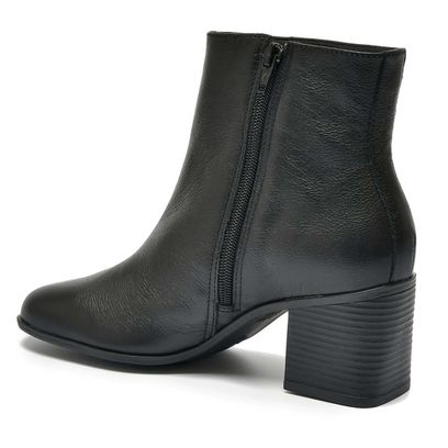 bota-de-couro-e-cano-curto-feminina-via-marte-preto-224-002-01-5-.jpg